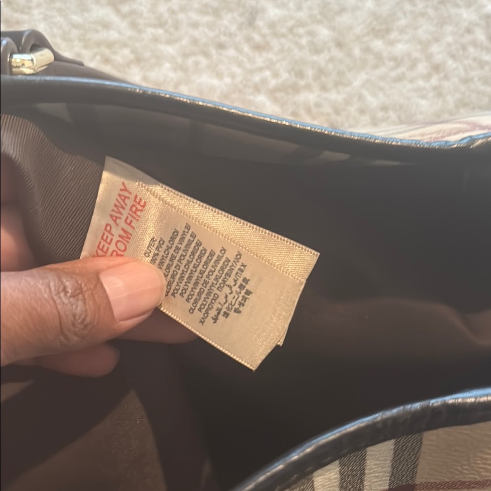 Burberry Cream and Black Tote Bag with Iconic Design - Picture 2 of 10